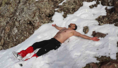 Iğdırlı Dağcı 2550 Rakımlı Tekelti Dağında Kar Banyosu Yaptı